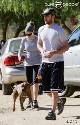 Justin Timberlake et Jessica Biel vont déposer une affiche pour que Mollie, un chien, trouve une nouvelle maison. le 14/01/09 