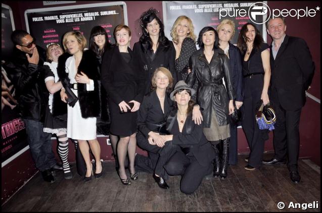 Toute l'équipe des actrices avec JoeyStarr et Nicolas Briançon autour de Maïwenn à l'avant-première du Bal des actrices, le 19/01/09