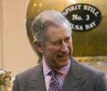 Le Prince Charles en visite d'une fabrique de Gin