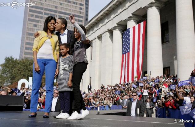 La first Lady et sa famille au complet, dans l'Ohio, en novembre 2008 lorsque Barack Obama était encore Sénateur de l'Illinois. Michelle, en mode décontracté chic, porte un jean très tendance bleu pétrole et un petit cardigan jaune.