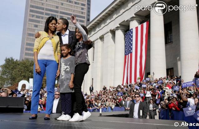 La first Lady et sa famille au complet, dans l'Ohio, en novembre 2008 lorsque Barack Obama était encore Sénateur de l'Illinois. Michelle, en mode décontracté chic, porte un jean très tendance bleu pétrole et un petit cardigan jaune. 