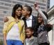 La first Lady et sa famille au complet, dans l"Ohio, en novembre 2008 lorsque Barack Obama était encore Sénateur de l"Illinois. Michelle, en mode décontracté chic, porte un jean très tendance bleu pétrole et un petit cardigan jaune. 