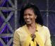 Pour le  Tonight  show de Jay Leno, en 2008, Michelle Obama portait une jupe droite jaune vif, assortie d"un top très "seventies" et d"un petit cardigan boutonné d"une belle broche rouille. 