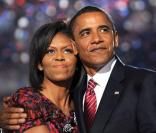 Michelle Obama, dans les bras de son cher et tendre, lors de son discours à la convention nationale démocratique en août 2008, porte une robe rouge et noire réhaussée d'une petite broche. 