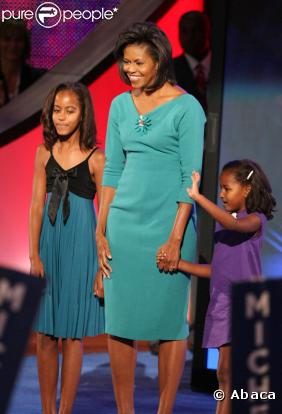Lors de son discours à la convention nationale démocratique de Denver en août 2008, Michelle Obama et ses deux filles, Malia en bleu et noir et la petite Sasha en violet, porte une robe bleu canard accessoirisée d'une broche en forme de fleur.