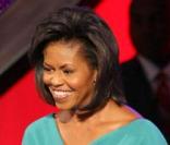 Lors de son discours à la convention nationale démocratique de Denver en août 2008, Michelle Obama et ses deux filles, Malia en bleu et noir et la petite Sasha en violet, porte une robe bleu canard accessoirisée d'une broche en forme de fleur. 