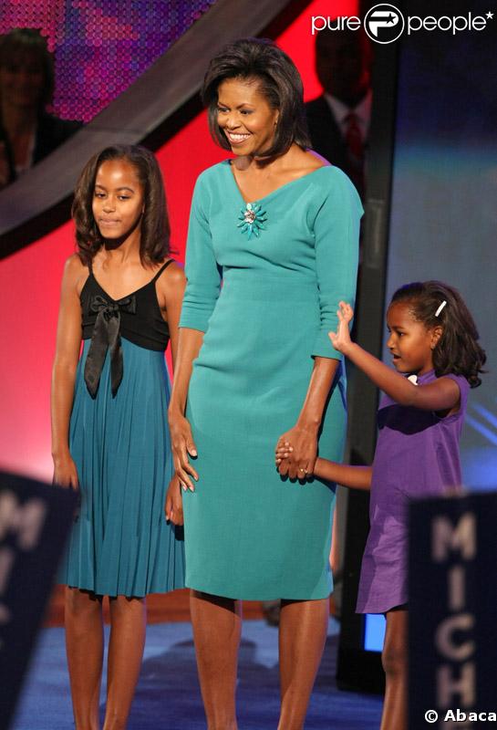 Lors de son discours à la convention nationale démocratique de Denver en août 2008, Michelle Obama et ses deux filles, Malia en bleu et noir et la petite Sasha en violet, porte une robe bleu canard accessoirisée d'une broche en forme de fleur. 