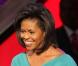 Lors de son discours à la convention nationale démocratique de Denver en août 2008, Michelle Obama et ses deux filles, Malia en bleu et noir et la petite Sasha en violet, porte une robe bleu canard accessoirisée d"une broche en forme de fleur. 