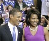 Aux côtés de son époux Barack Obama, pendant un rallye démocratique à Saint Paul, en 2008, Michelle dans une tenue violine réhaussée d'une jolie ceinture en cuir vernis était radieuse. 