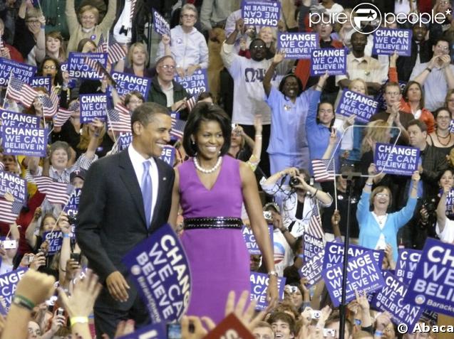 Aux côtés de son époux Barack Obama, pendant un rallye démocratique à Saint Paul, en 2008, Michelle dans une tenue violine réhaussée d'une jolie ceinture en cuir vernis était radieuse. 