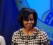 Michelle Obama, en octobre 2007, dans une petite robe sixties noire et blanche à carreaux lors d"une discussion sur les femmes, à Long Beach. 