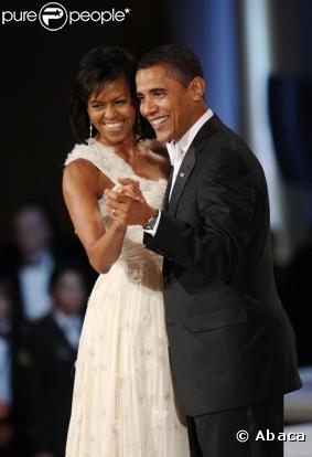 Gros plan sur la structure de la robe de Michelle Obama imaginée par Jason Wu, lors de l'investiture de Barack Obama. Sa toilette blanc crème asymétrique sur le bustier est entièrement pailletée.
