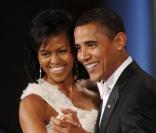 Gros plan sur la structure de la robe de Michelle Obama imaginée par Jason Wu, lors de l'investiture de Barack Obama. Sa toilette blanc crème asymétrique sur le bustier est entièrement pailletée. 