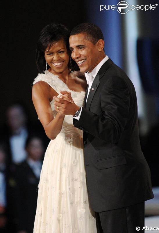 Gros plan sur la structure de la robe de Michelle Obama imaginée par Jason Wu, lors de l'investiture de Barack Obama. Sa toilette blanc crème asymétrique sur le bustier est entièrement pailletée. 