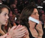 Stéphanie de Monaco et sa fille Pauline, ravissantes hier soir pour la clôture du festival du cirque de Monte-Carlo. Ici, avec Robert Hossein 