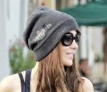 Kate Beckinsale, le 21 janvier 2009, tout sourire, s'avance dans les rues de Beverly Hills, certaine de trouver son bonheur dans les magasins. 