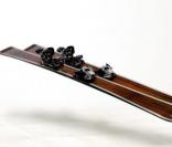 La nouvelle paire de skis Chanel entièrement en aluminium  avec un fond en fibre de verre et une base en bois de rose devrait séduire les skieurs confirmés. 
