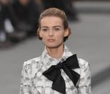 Jolie robe tailleur, noire et blanche, issue de la collection printemps-été 2009, signée Karl Lagerfeld pour la maison Chanel.   