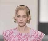 Tailleur rose aux coupes graphiques et d'inspiration sixties, signé Karl Lagerfeld pour la  collection printemps-été 2009 de la maison Chanel.  