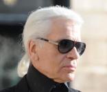 Karl Lagerfeld, en total look noir, traverse la place Vendôme. 