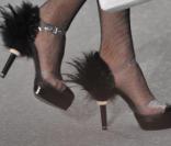 Zoom sur les accessoires Chanel: escarpins à plumes, sac bicolore noir et blanc, collection printemps-été 2009 signée Karl Lagerfeld. 