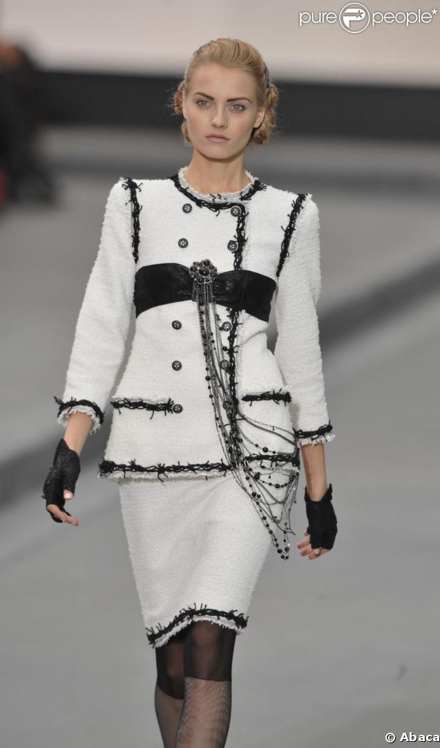 Tailleur destructuré noir et blanc aux détails d'inspiration gothique, collection printemps-été 2009 signée Karl Lagerfeld pour la maison Chanel.