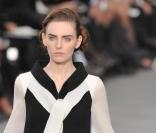 Robe noire aux manches blanches, façon blouse, collection printemps-été 2009 signée Karl Lagerfeld pour Chanel.