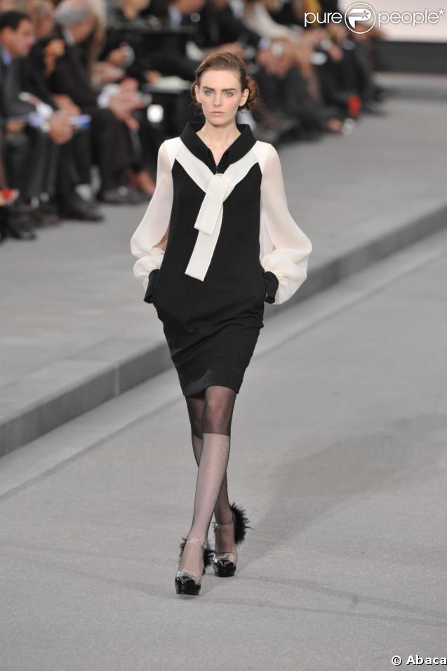 Robe noire aux manches blanches, façon blouse, collection printemps-été 2009 signée Karl Lagerfeld pour Chanel.