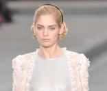 Ensemble bohème composé d'une longue jupe gitane en mousseline beige et d'un top argenté mis en valeur par un petit boléro fleuri rose et crème,  collection printemps-été 2009 signée Karl Lagerfeld pour Chanel.