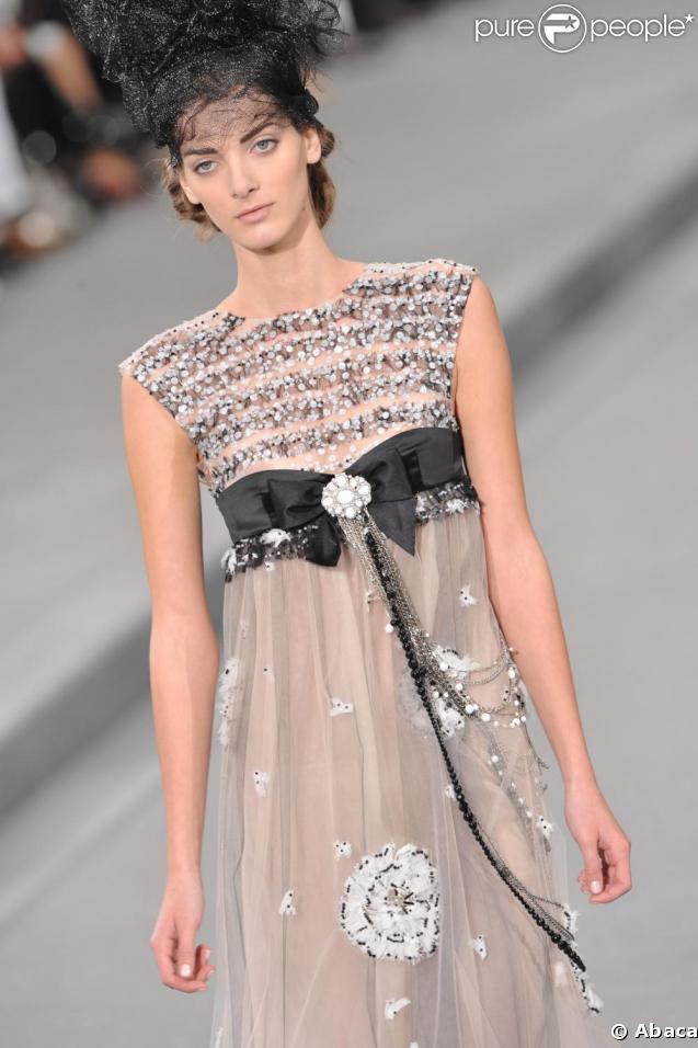 Longue robe empire rose et noire, toute en transparence, brodée de motifs pailletés, collection printemps-été 2009 signée Karl Lagerfeld pour Chanel.