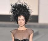 Longue robe noire et voilée pour une allure éthérée, collection printemps-été 2009 signée Karl Lagerfeld pour Chanel.