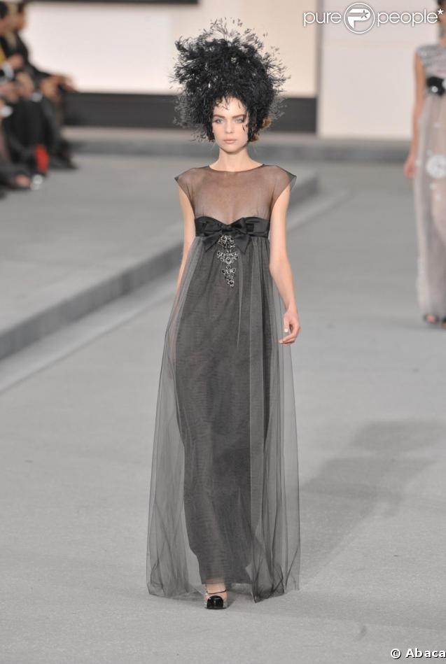 Longue robe noire et voilée pour une allure éthérée, collection printemps-été 2009 signée Karl Lagerfeld pour Chanel.