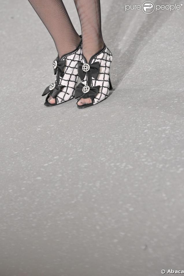 Gros plan sur ces richelieu noires et blanches,collection printemps-été 2009 signée Karl Lagerfeld pour Chanel. 