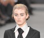 Ensemble composé d'une longue jupe droite et d'une chemise assortie d'une cravatte et d'un boléro façon smoking, collection printemps-été 2009 signée Karl Lagerfeld pour Chanel. 