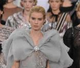 Finale du défilé Chanel, collection printemps-été 2009 signée Karl Lagerfeld, la mariée porte une fabuleuse robe gris clair.