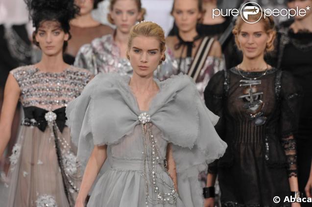 Finale du défilé Chanel, collection printemps-été 2009 signée Karl Lagerfeld, la mariée porte une fabuleuse robe gris clair.