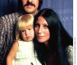 Sonny, Cher et leur fille Chastity en 1973. 