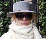 Nicollette Sheridan s\'apprête à aller dans une boutique Louboutin