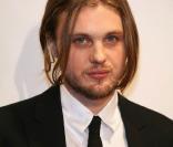 L'acteur américain Michael Pitt, 27 ans, qui n'est pas le frère de Brad mais n'a rien à lui envier question charme, est seul. Ce passionné de rock et acteur de films troublants (Funny Games US) attend peut-être la femme qui partagera sa passion.<br /