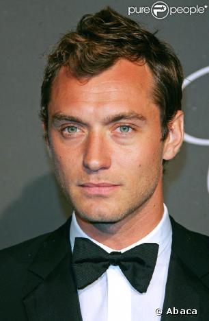 Avec son charme britannique, impossible de ne pas faire figurer le nom de Jude Law dans cet article. Ambassadeur de Dior Sport et star de Sherlock Holmes de Guy Ritchie, Jude Law, 36 ans, est tout de même un coeur à prendre ! 