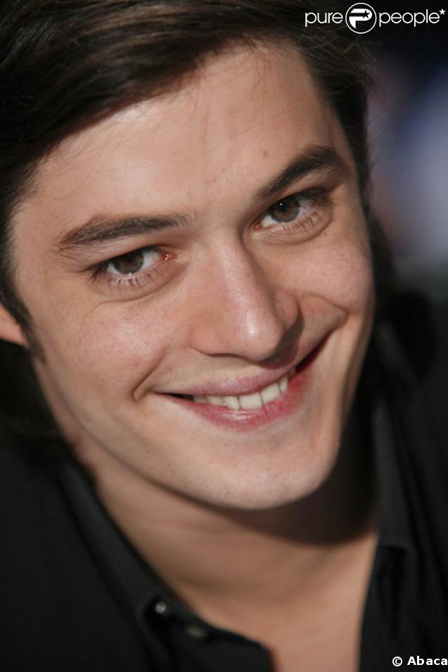 Jeune premier du cinéma français de 28 ans, Aurélien Wiik ne semble pas avoir le coeur pris. Avec un tel charme, ces doutes ne vont pas subsister longtemps... A l'affiche de Secret Défense avec Nicolas Duvauchelle, qui sera sa fiancée ? 