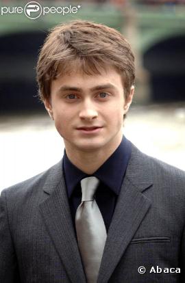 Fini les petites lunettes et l'uniforme d'écolier, à 19 ans, Daniel Radcliffe veut sortir de son personnage d'Harry Potter. Nu dans sa pièce de théâtre Equus, il prouve dans les magazines qu'il peut être un sex symbol auprès de la gente féminine !<br