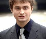 Fini les petites lunettes et l'uniforme d'écolier, à 19 ans, Daniel Radcliffe veut sortir de son personnage d'Harry Potter. Nu dans sa pièce de théâtre Equus, il prouve dans les magazines qu'il peut être un sex symbol auprès de la gente féminine !<br