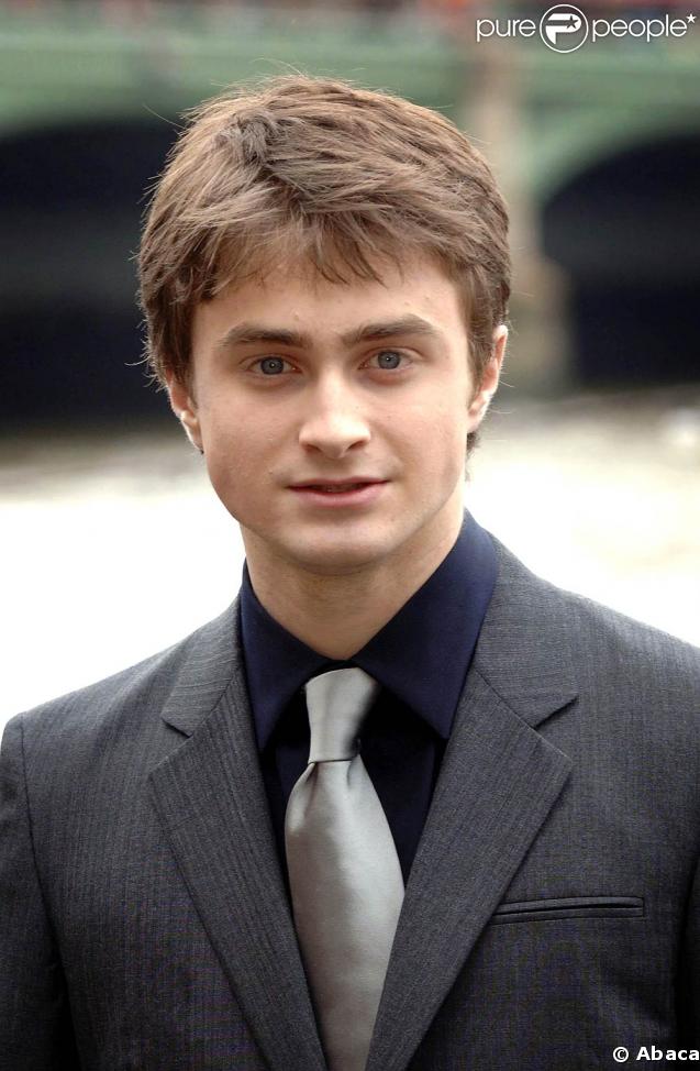 Fini les petites lunettes et l'uniforme d'écolier, à 19 ans, Daniel Radcliffe veut sortir de son personnage d'Harry Potter. Nu dans sa pièce de théâtre Equus, il prouve dans les magazines qu'il peut être un sex symbol auprès de la gente féminine !<br