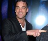 Célibataire depuis cet été, Robbie Williams commence à remonter la pente (et à arrêter de manger des burgers ?) Cela dit, il ne semble pas avoir mis un point final à son histoire avec l'actrice Ayda Field mais la femme de sa vie, c'est sa maman !<br 