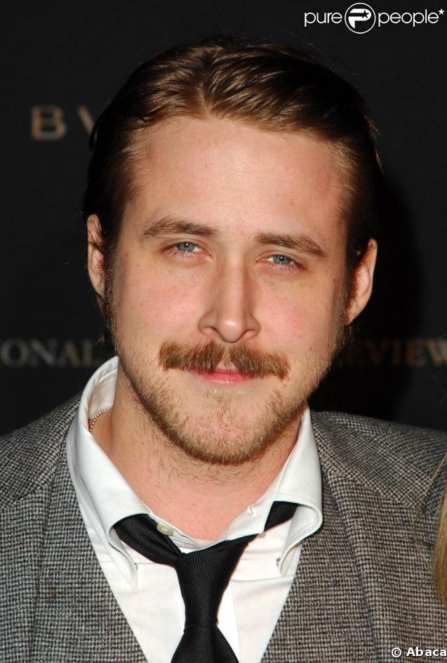 Célibataire instable - il rompt et se remet et rompt avec la femme de sa vie Rachel McAdams - Ryan Gosling est à 28 ans célibataire. Une chose est sûre, si on sort avec la star de l'ultra romantique N'oublie jamais, on ne le laissera pas partir !