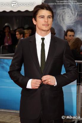 A 31 ans, le séduisant Josh Harnett est lui aussi célibataire. Après une liaison d'une année avec l'actrice Scarlett Johansson, puis avec le top Helena Christensen, il serait aujourd'hui célibataire.