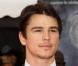A 31 ans, le séduisant Josh Harnett est lui aussi célibataire. Après une liaison d'une année avec l'actrice Scarlett Johansson, puis avec le top Helena Christensen, il serait aujourd'hui célibataire.