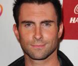 Le chanteur de Maroon 5, Adam Levine, a entretenu des relations avec de nombreuses stars comme Natalie Portman, Paris Hilton, Kirsten Dunst, Lindsay Lohan et Jessica Simpson. A 30 ans, indéniablement il les fait toutes craquer ! 