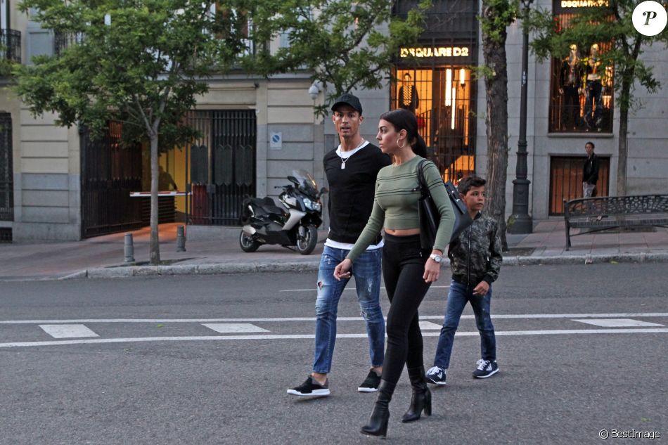 Cristiano Ronaldo se promène avec son fils Cristiano Ronaldo Jr. et sa compagne Georgina Rodriguez à Madrid, le 20 avril 2017.